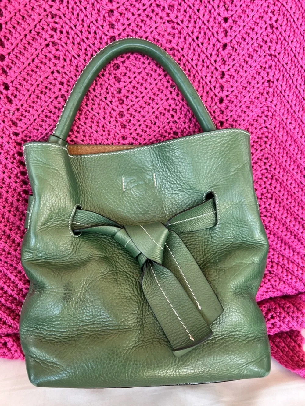 Tramontano hand bag in a pebbled green with a slight shimmer. Magnetic closure.